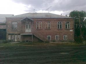 Меняю(продаю) 2 этажный дом в Ахалкалаки на 3 комнатную квартиру в Ереване.